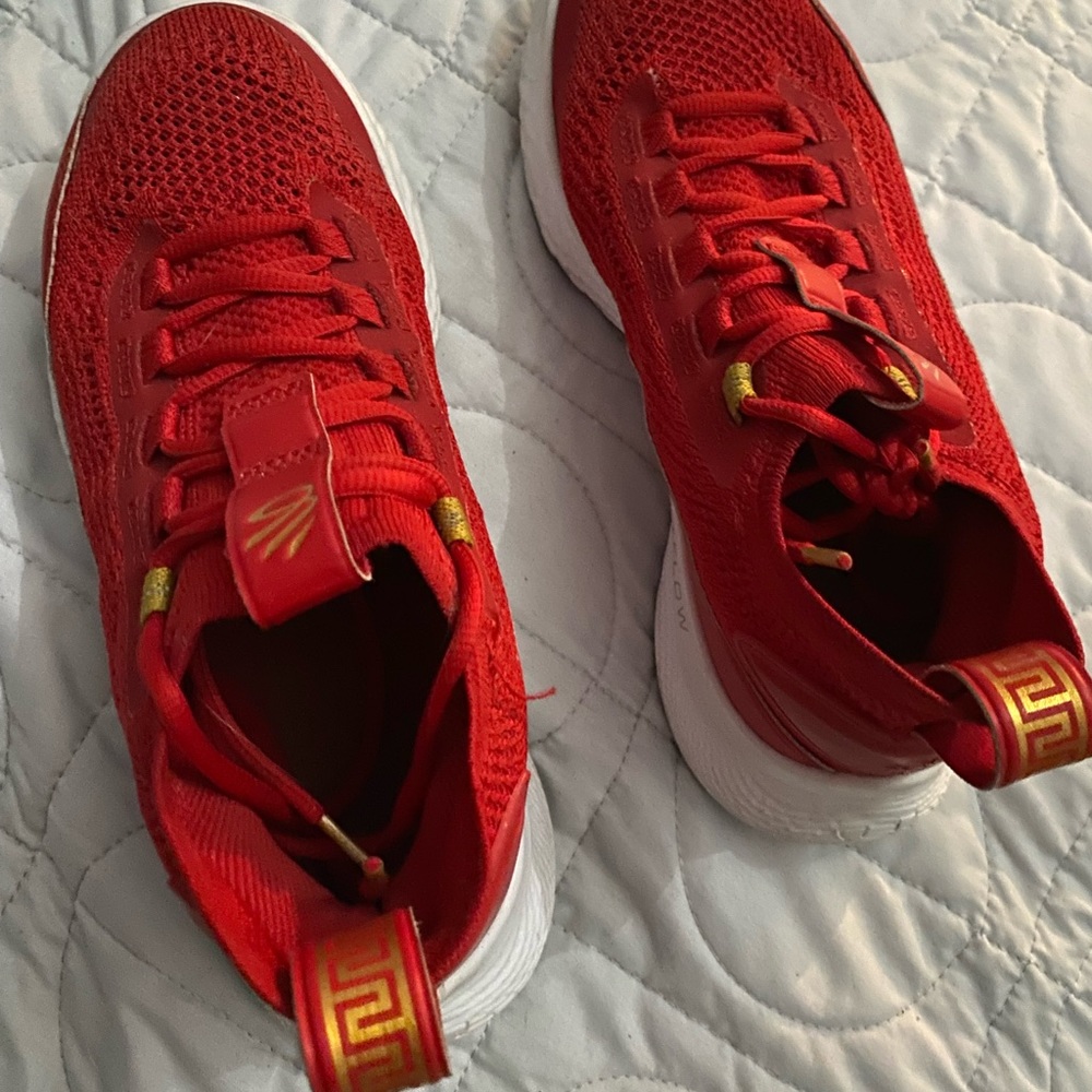 Under Armour BOYS Curry 8 REDS SIZE 5.5- worn 4 times